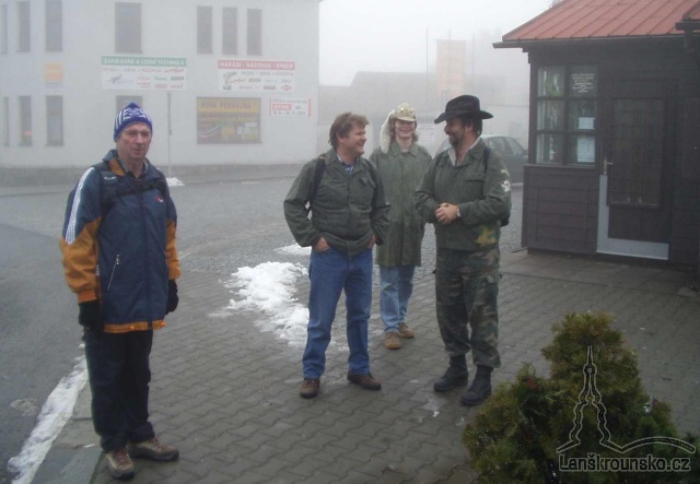 15_Hrstka turistu u Delnickeho domu.jpg
